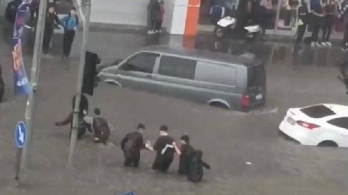 Öğrenciler bellerine kadar suya gömüldü