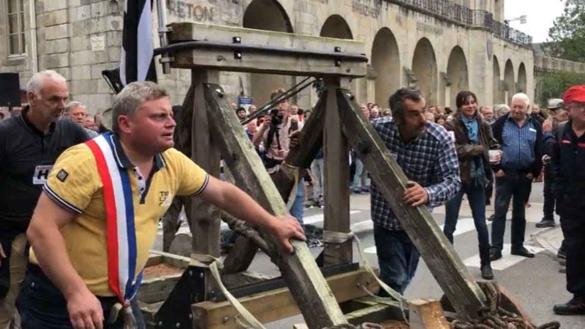 Hastane girişini mancınıkla bastılar