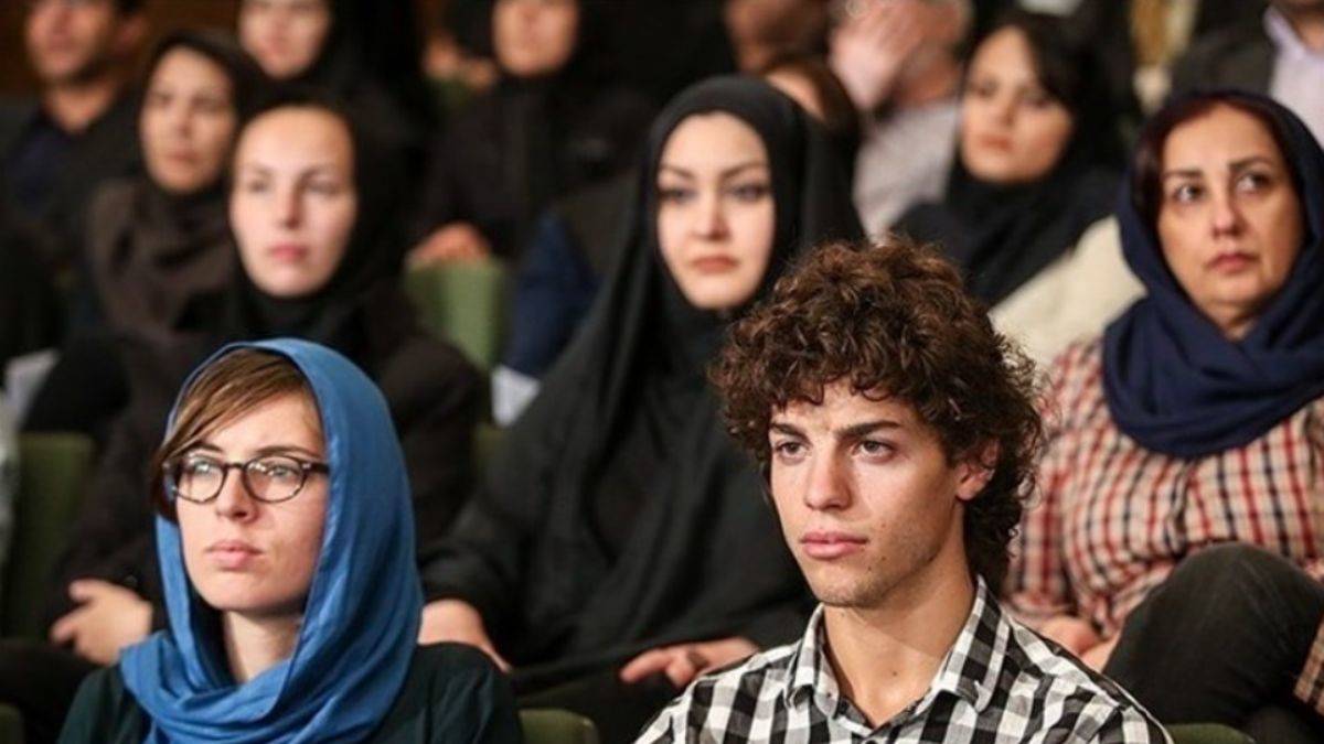 Erkek öğrencilere kıvırcık saç yasağı! İran'daki yeni yasaklarla dalga geçiliyor