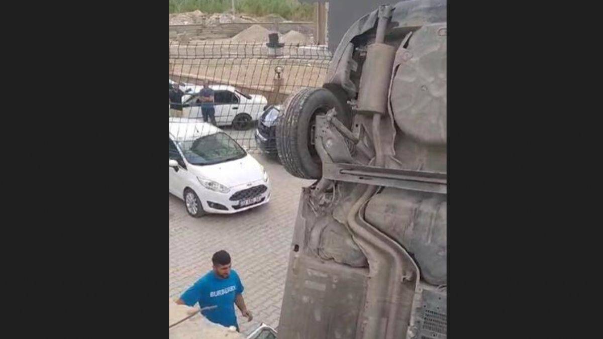 Geri vites yerine ileri yapınca düşüp dik durdu