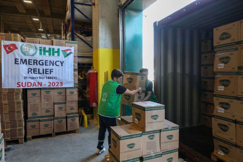 İHH’dan Sudan’a 30 konteynerlik yardım malzemesi