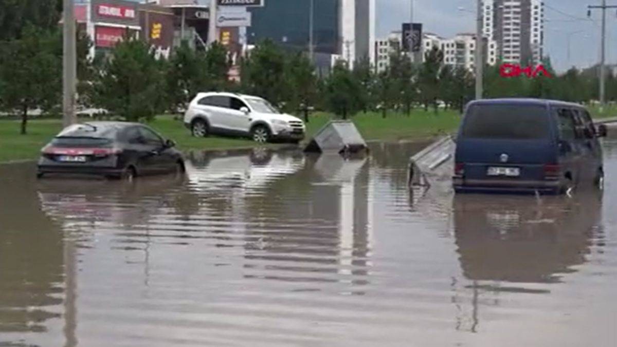 Sivas'ta ev ve iş yerlerini su bastı