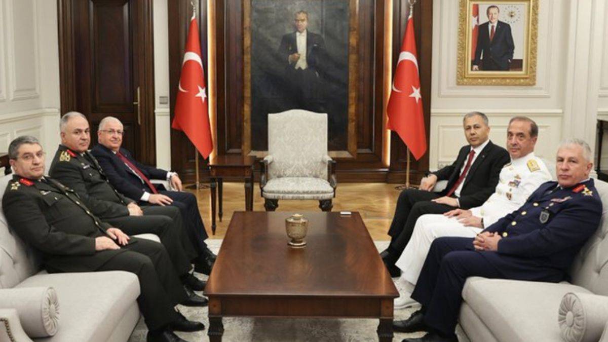 Komutanlardan Yerlikaya'ya geçmiş olsun ziyareti