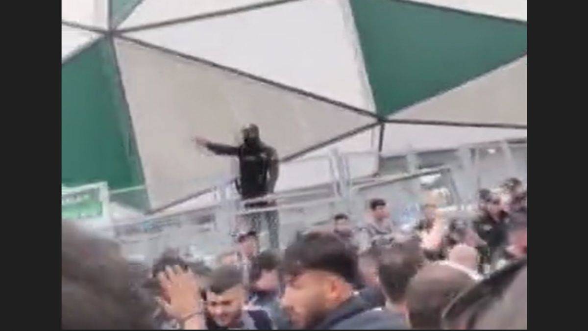 Beşiktaş: Polis taraftarımıza silah çekti