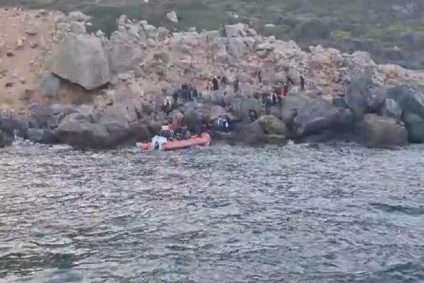 Türk kara sularına itilen 310 düzensiz göçmen kurtarıldı