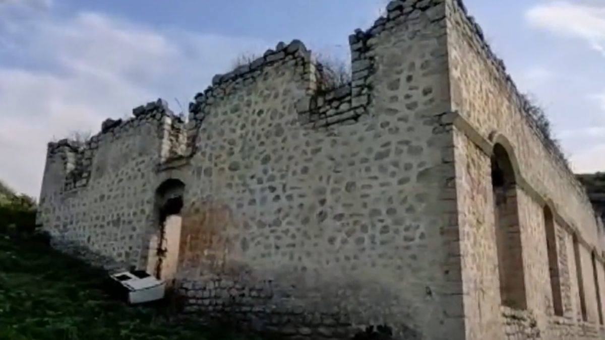 Karabağ'da bir caminin ahır olarak kullanıldığı ortaya çıktı