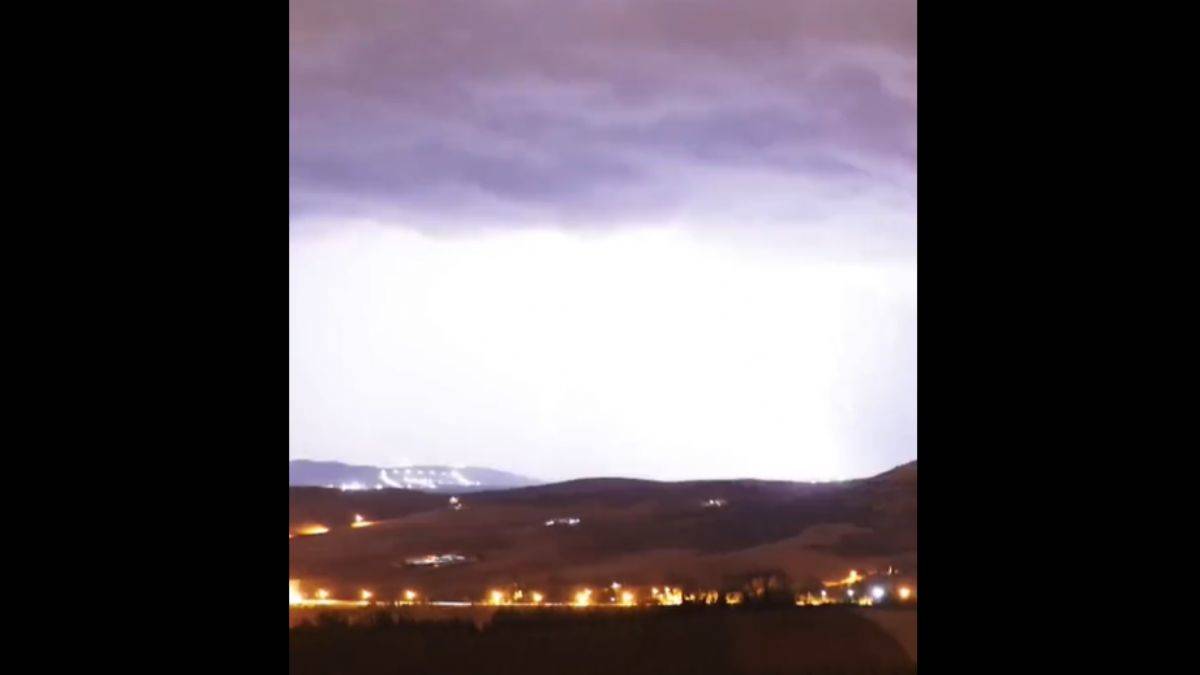 Osmaniye'de geceyi aydınlatan yıldırımlar görüntülendi