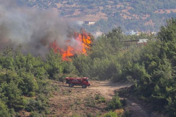 Mısır tarlasında biçerdöver yangını: 2 yaralı