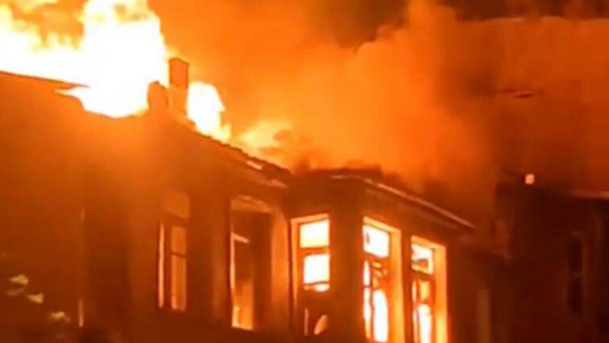 Satın alındıktan sonra define aranan bina yandı