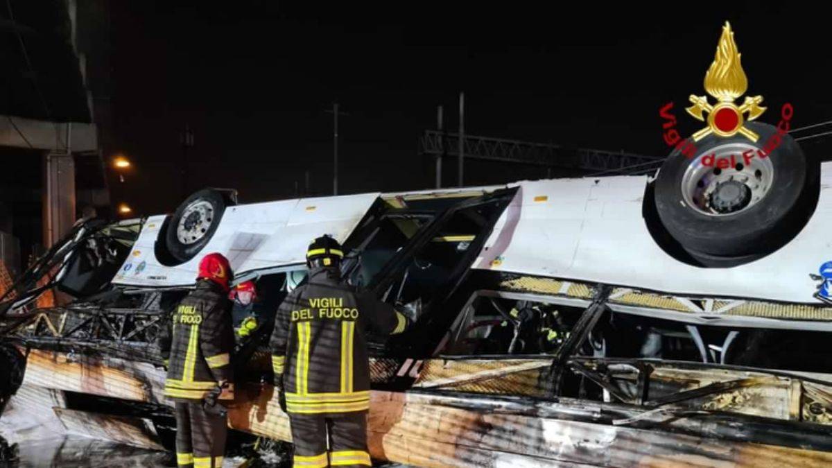 İtalya'da yolcu otobüsü üst geçitten düştü: 21 ölü