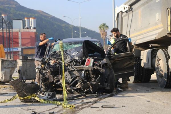 Hatay'da feci ölüm! Otomobille çöp kamyonu arasına sıkıştı