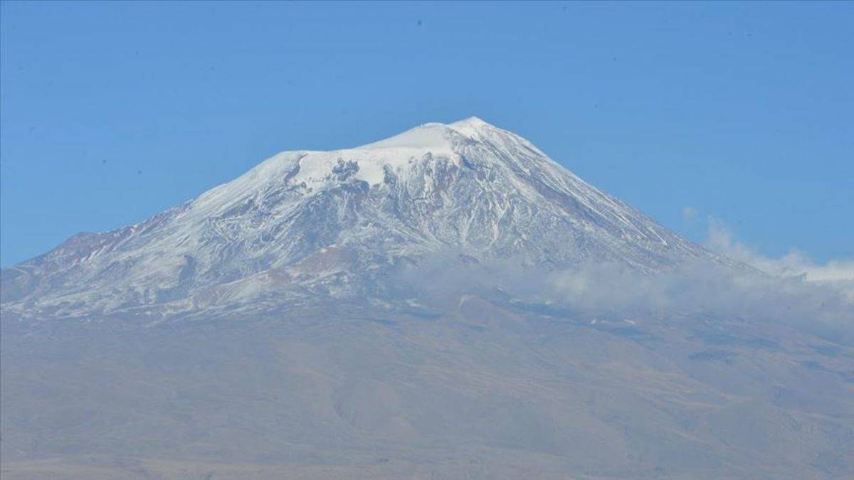 Fransa'dan Ermenistan bayraklı 'Ağrı Dağı' paylaşımı!