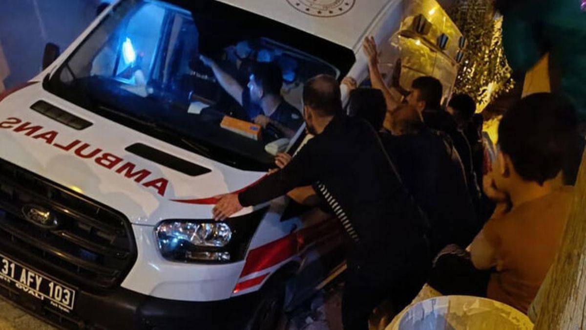 Ambulans çukura saplandı, vatandaşlar yardıma koştu