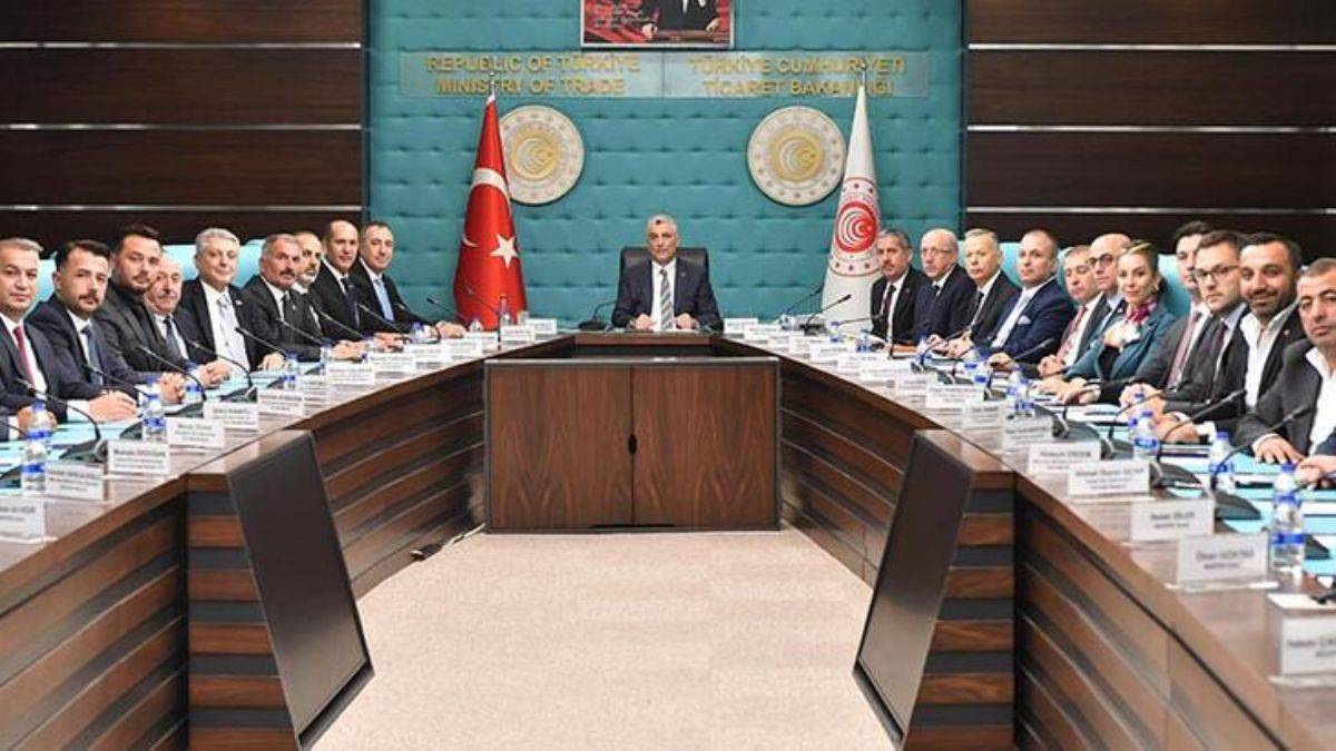 'Otomobil fiyatları düştü, marketlerden de indirim bekliyoruz'