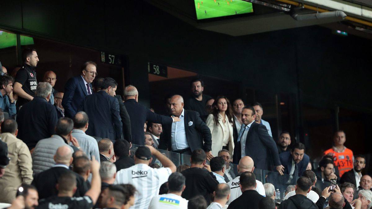 Mehmet Büyükekşi devre arasında stadyumu terk etti