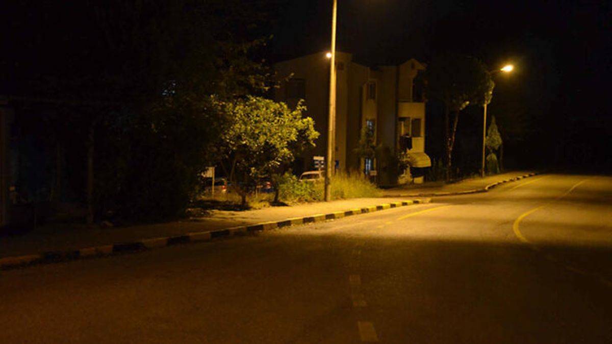 Eşini ve yanındaki erkeği silahla vurdu