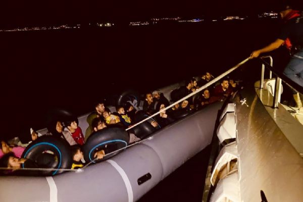 İzmir açıklarında 46 düzensiz göçmen kurtarıldı