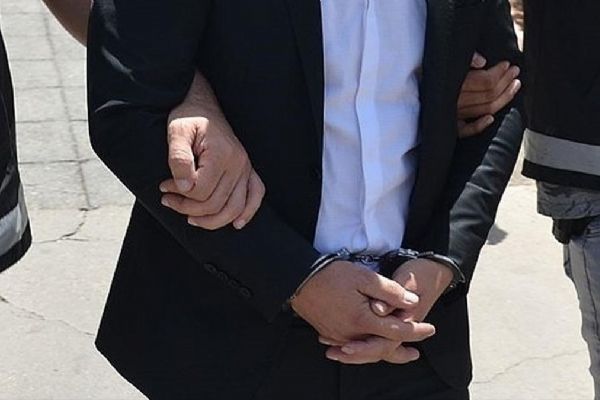 FETÖ'cü eski emniyet müdürü yakayı ele verdi