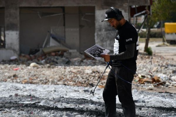 Fransız sanatçı yıkıntıların arasında asrın felaketindeki yardımlaşmayı resmediyor