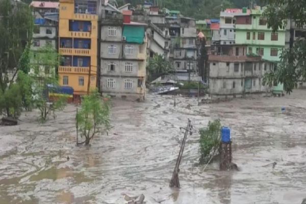 Hindistan'da yaşanan felakette can kaybı  53'e yükseldi