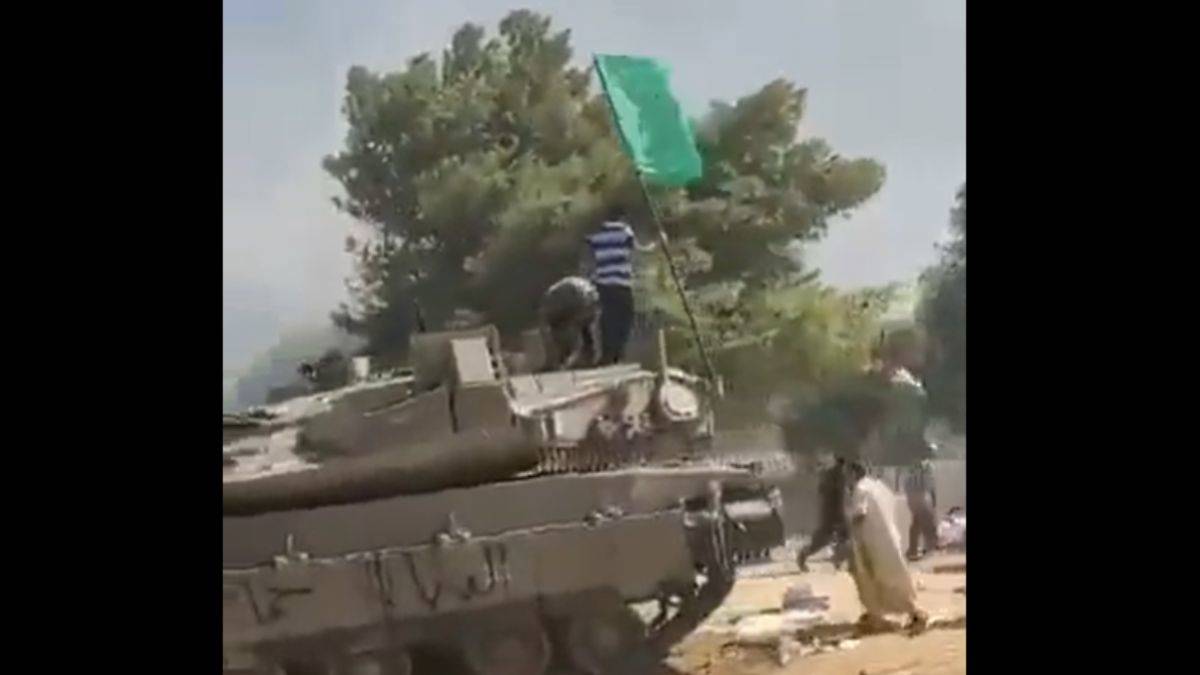 Filistinliler el koydukları tanklara bayraklarını astı