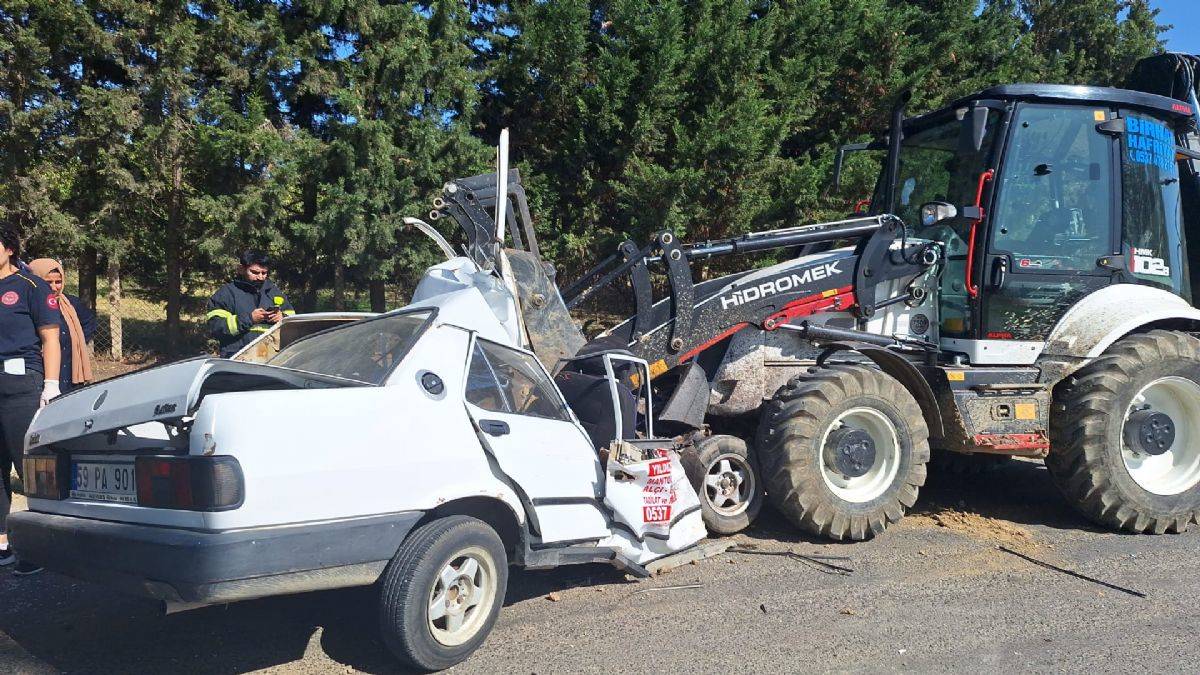 Kepçeyle kafa kafaya çarpışan otomobil sürücüsü öldü