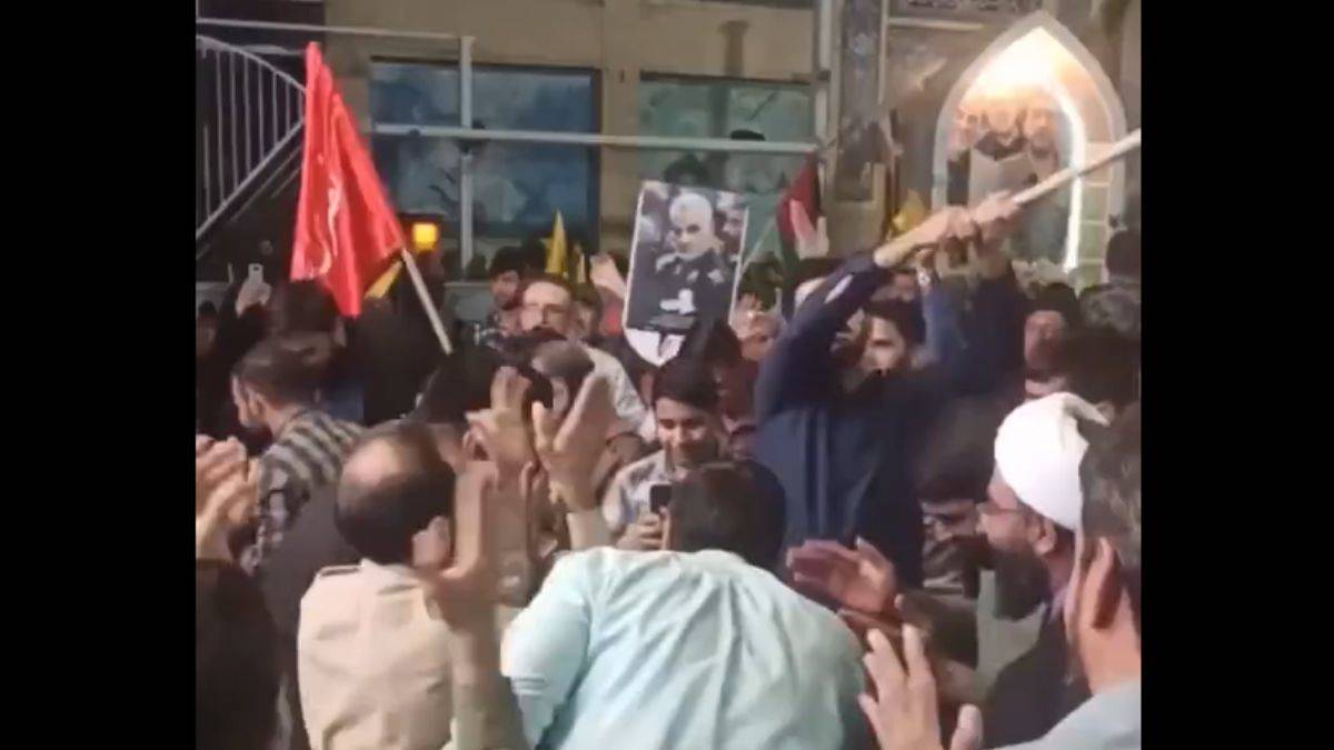 İran'da Hizbullah bayraklı, Kasım Süleymani resimli kutlama