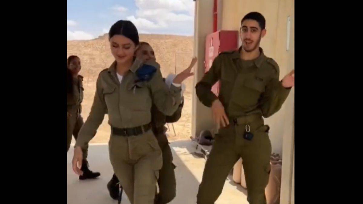 Kaçırılan kadın askerler bakın askeri birliklerinde böyle dans ediyorlardı