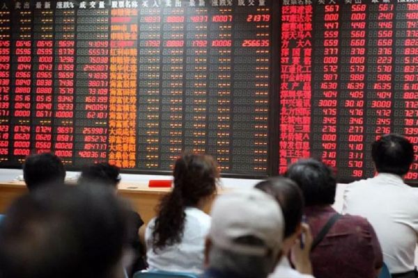 Hong Kong borsasını tayfun vurdu: işlemler durduruldu