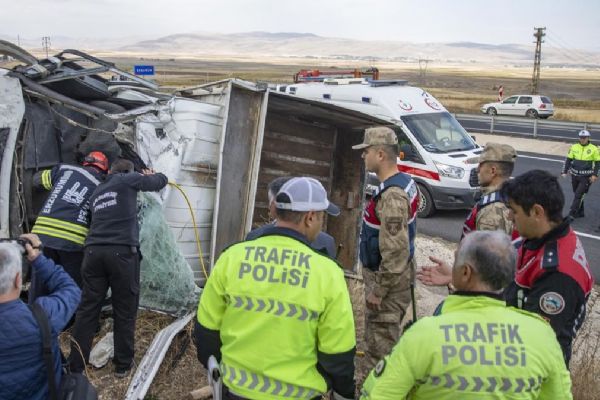 İşçileri taşıyan kamyonet devrildi: 7 yaralı