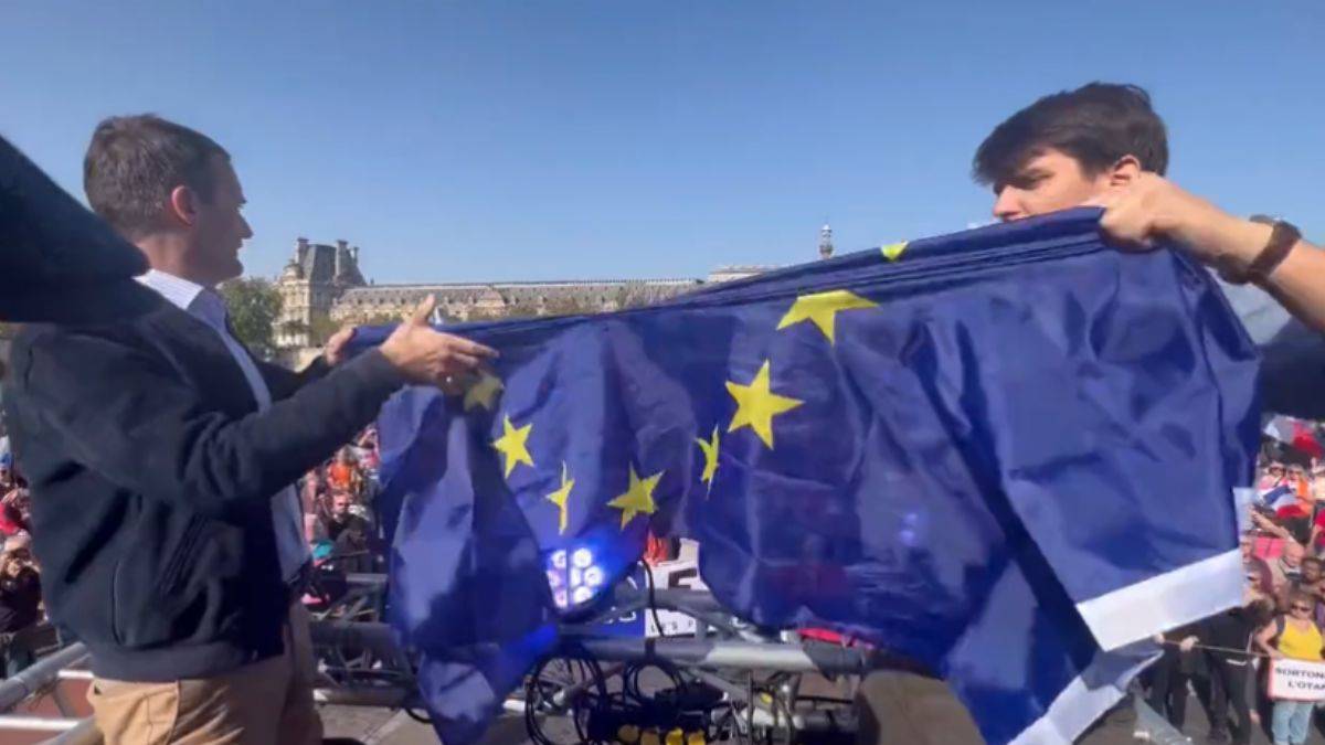 Fransızlar AB bayrağını yırttı! Ayrılık mı var?