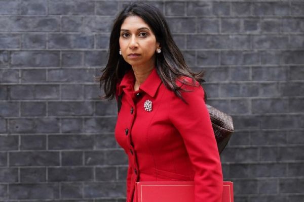 İngiliz bakandan tepki çeken çıkış: Filistin bayrağı sallamak yasal olmayabilir