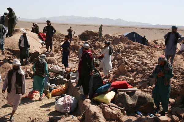 Afganistan 6,3 ve 5 büyüklüğündeki depremlerle yeniden sarsıldı