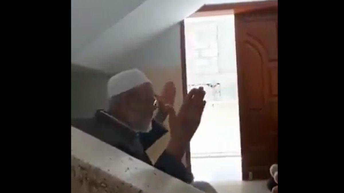 Gazze'de bombalar düşerken dua