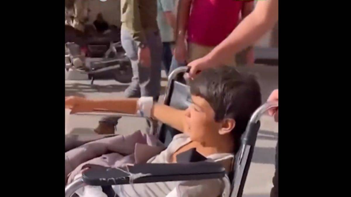 Filistinli çocuk ölen kardeşini öpmek istedi