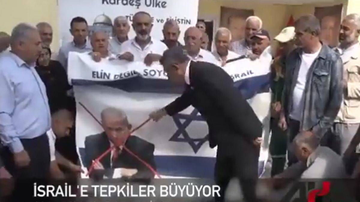 Pankarttaki Netanyahu'ya tükürdü