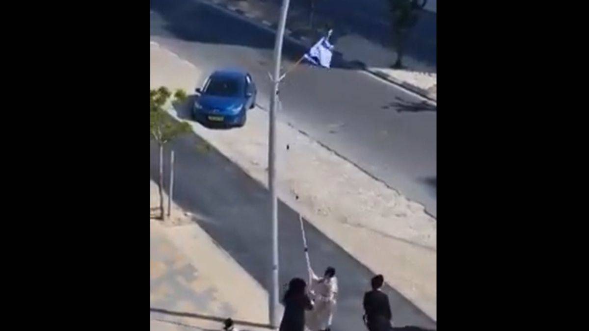 İsrailli genç, İsrail bayrağını söküp attı