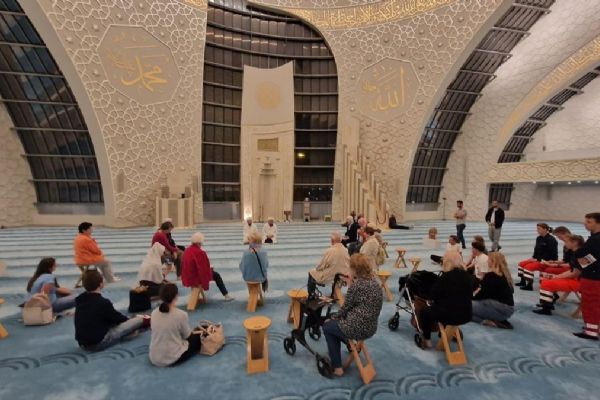 Köln'de ''bomba'' tahliyesi! Almanlar camiye sığındı