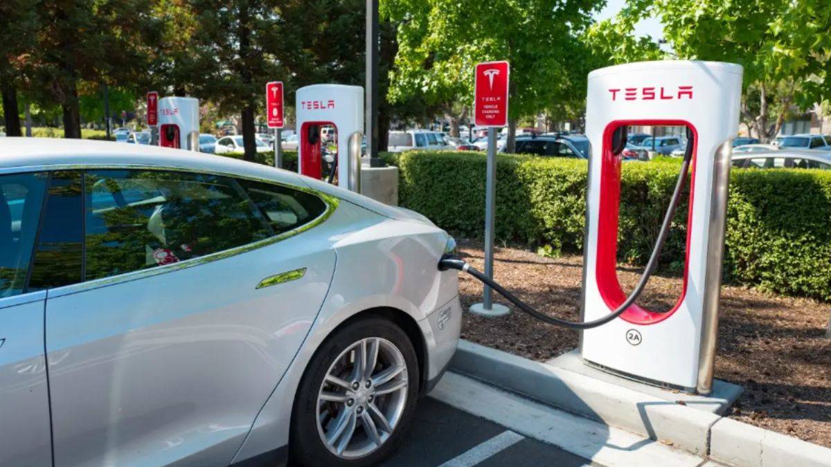 Elon Musk'tan İsrail'e bedava şarj imkanı