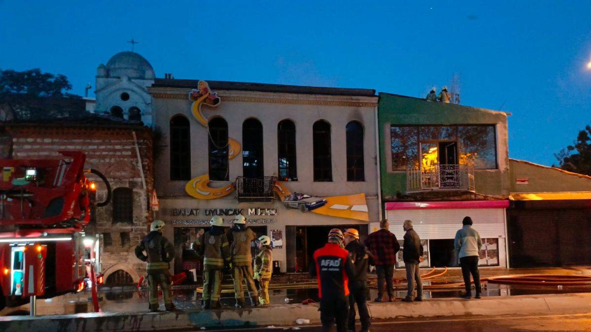 Balat Oyuncak Müzesi alev alev yandı