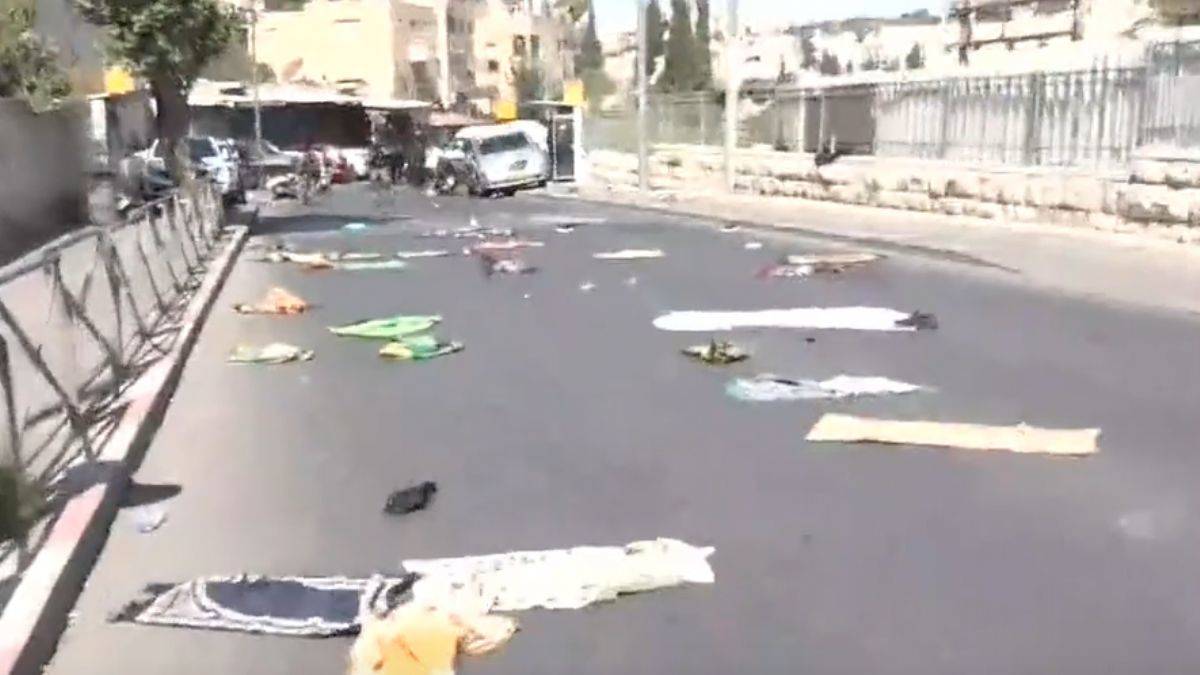 İsrail askerleri Cuma namazı kılan Filistinlilere saldırdı