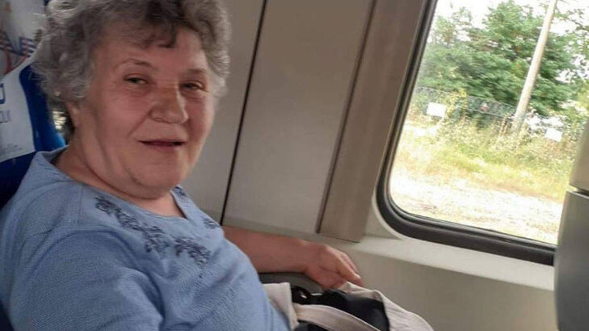 Annesini öldürüp 15 saat başında bekledi