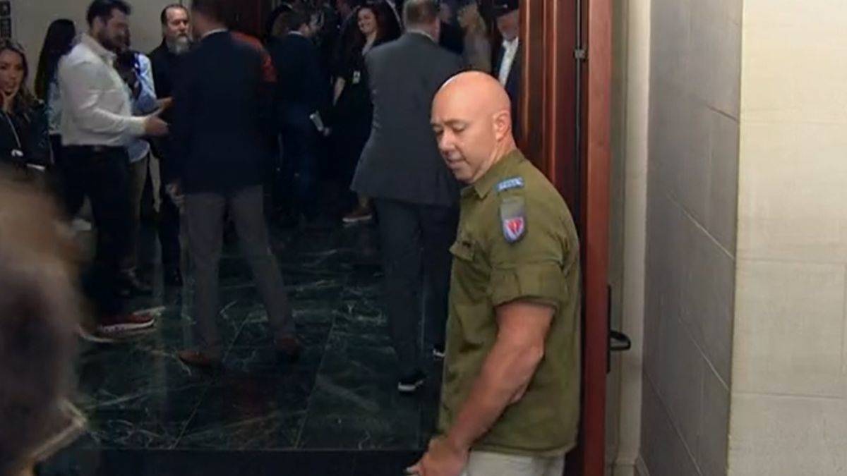 ABD'li Mast, Kongreye İsrail ordusunun üniformasıyla geldi