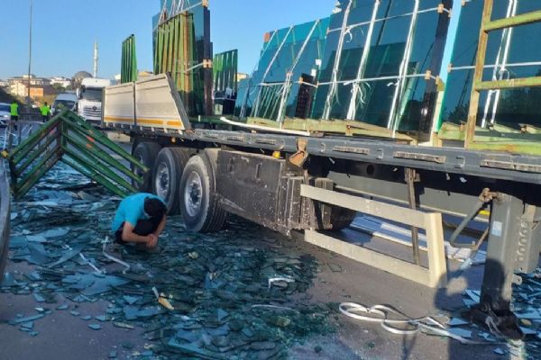 Tır dorsesindeki camlar yola devrildi! Trafik aksadı