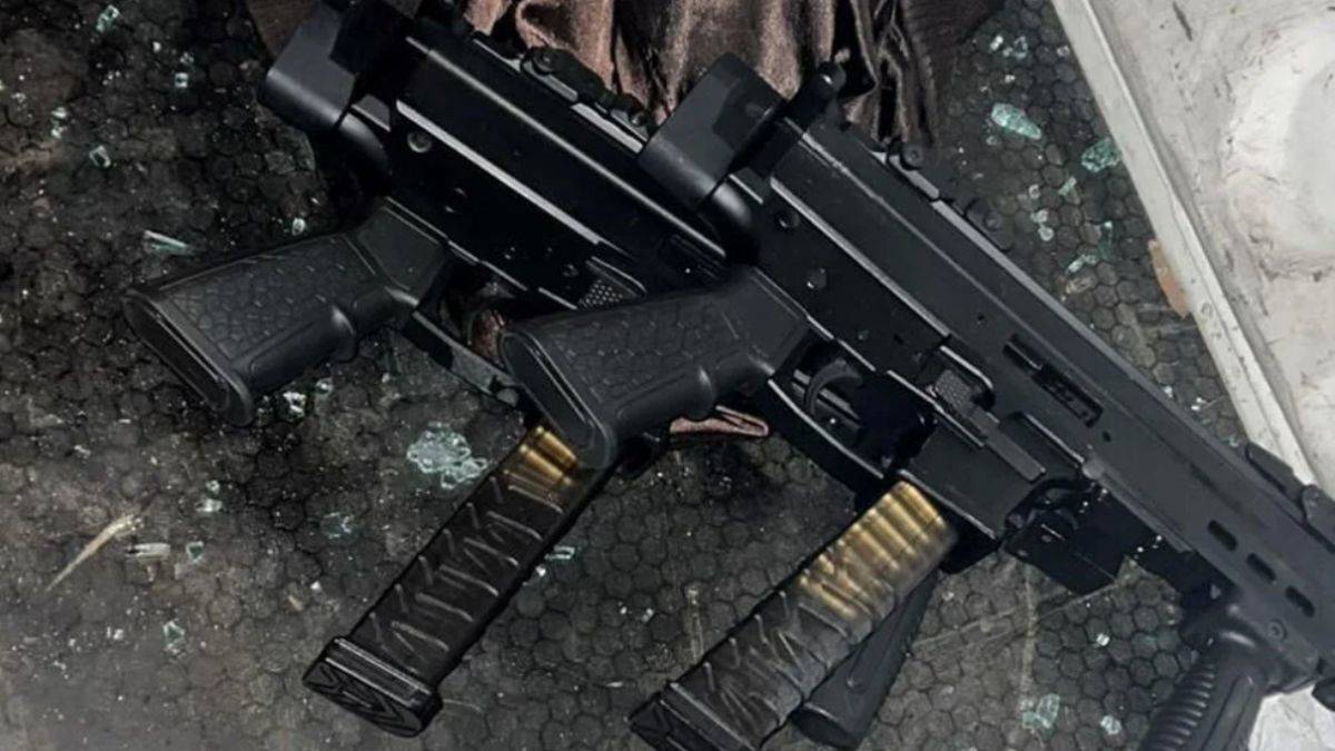 Eyüpsultan'da bir aracın bagajından otomatik silahlar çıktı