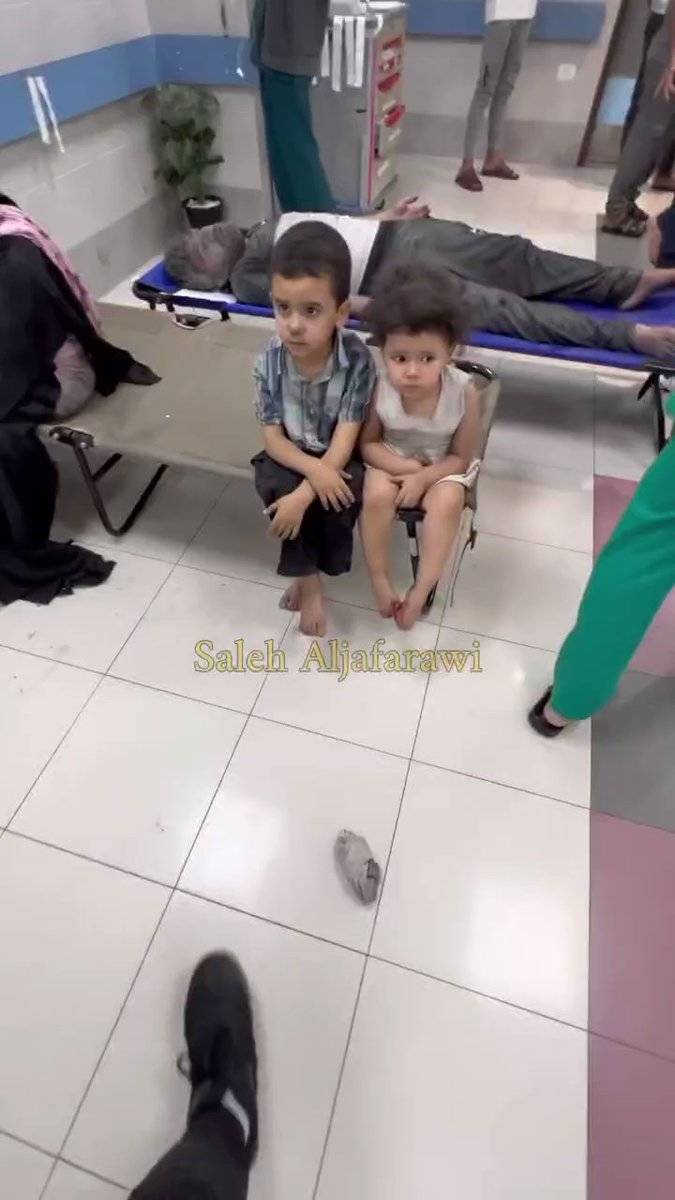 İsrail'in hava saldırıları sonrasında 2 çocuk yetim kaldı.