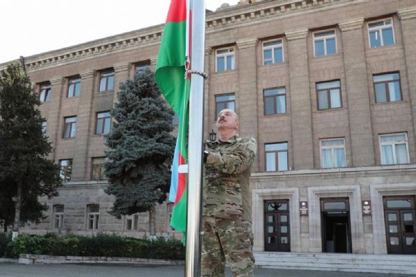 İşgalci rejim ''başkent'' diyordu! Aliyev o bölgede de bayrağı göndere çekti