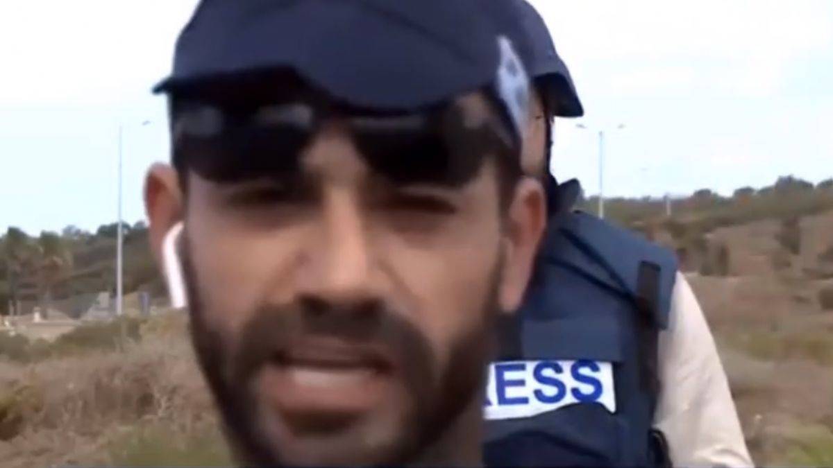 İsrail polisi kameranın önüne geçip tehdit savurdu