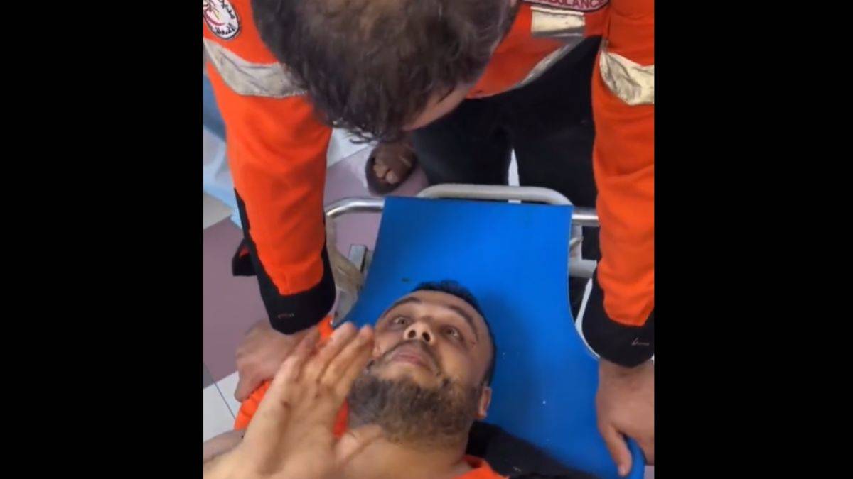 Yaralı Filistinli sedyede Kur'an okudu