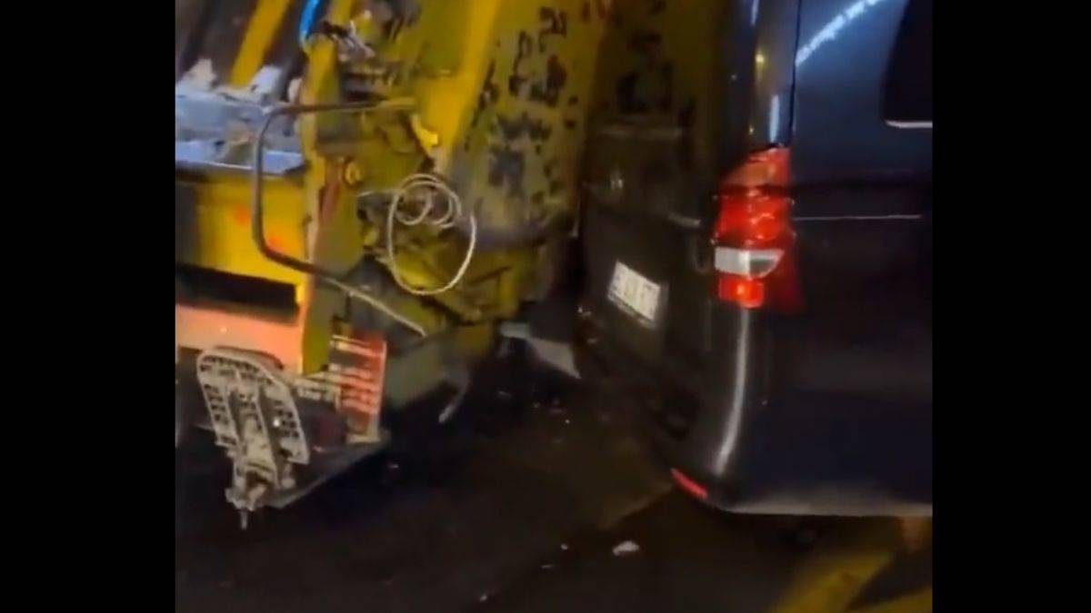 Araç sahibi gelmeyince çarparak geçti